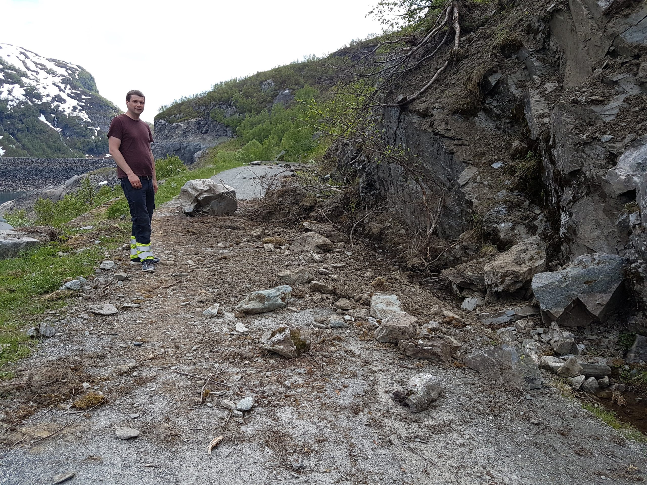 Farefull ferdsel på bilvegen i Hedlemobakkane