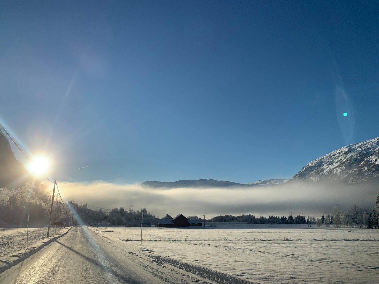 SOL OG FROSTRØYK: Deler av røldalsbygda og Røldalsvatnet er ille plaga av frostrøyk frå ei ope råk ved kraftstasjonen når det er fint, kaldt vintervær. Hittil i år har frostrøyken vore verre enn på 30 år. Foto: Privat foto