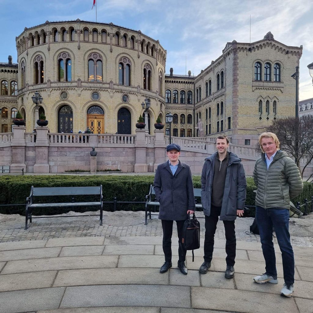 Nils Vetle (26) og Robin (21) tok turen til Stortinget: – Me tente på turen