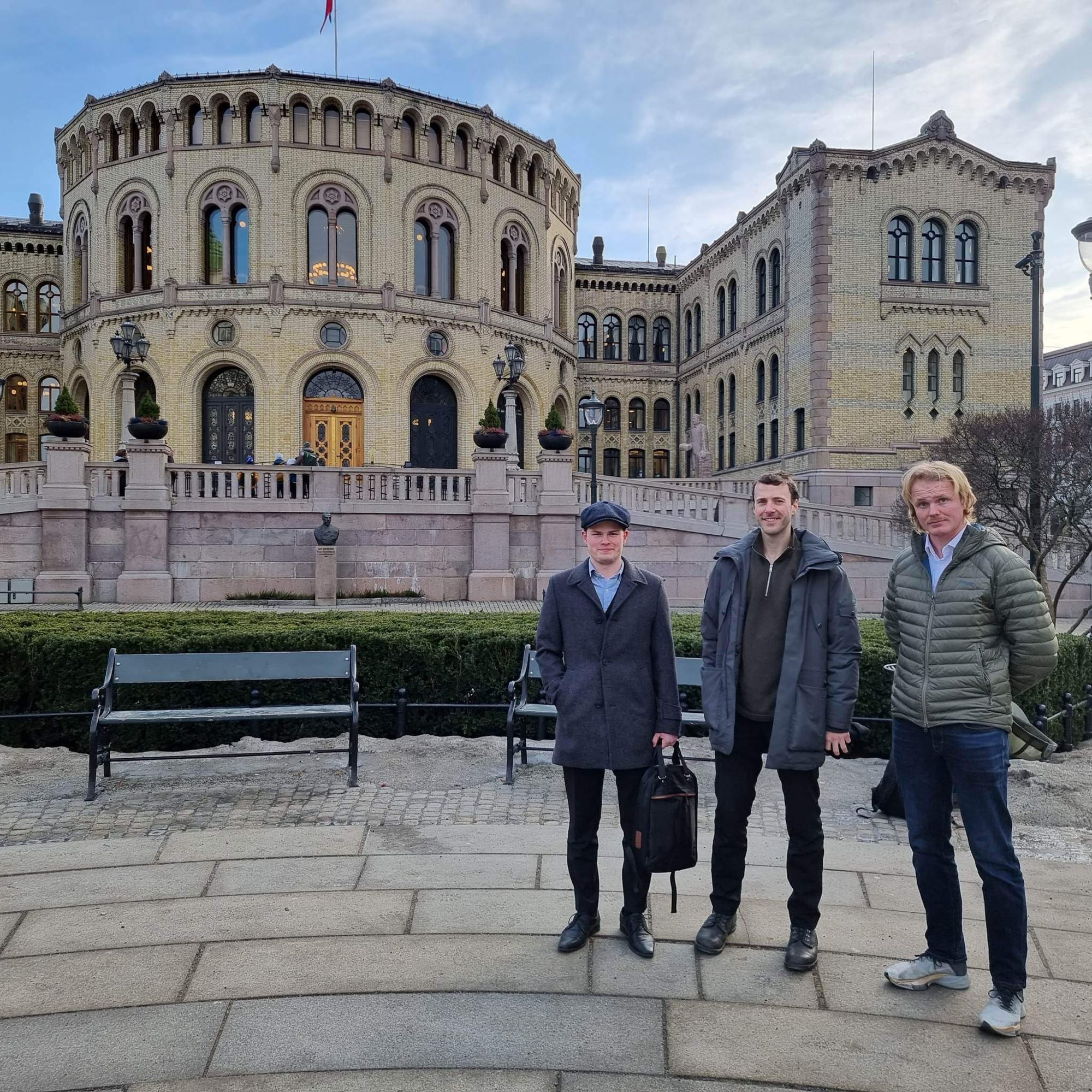 Nils Vetle (26) og Robin (21) tok turen til Stortinget: – Me tente på turen